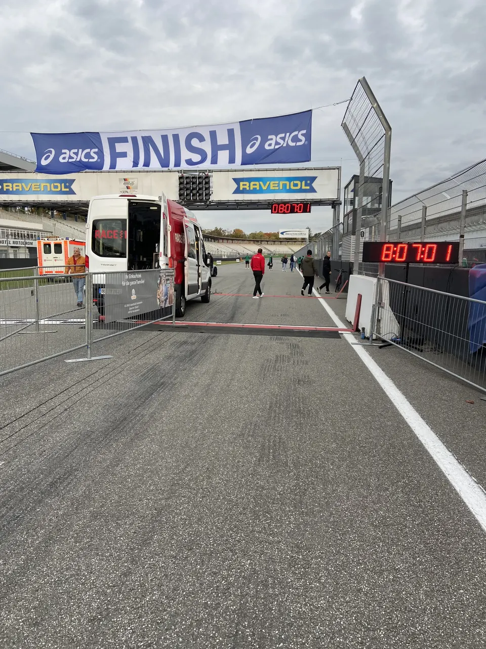 Hockenheimringlauf Impression 43 (Ziellinie)