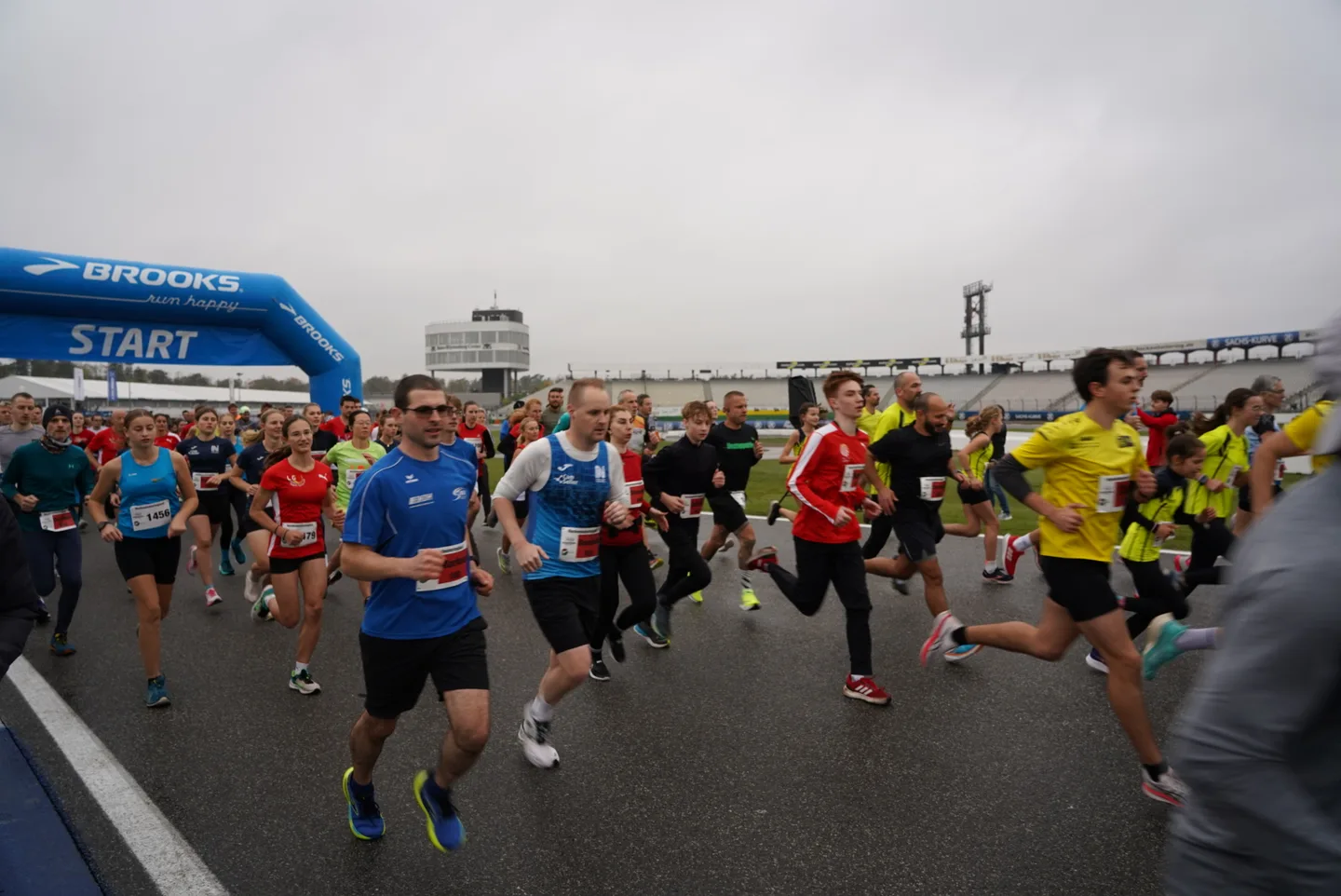 Startlinie und Läuferfeld unter dem Startbogen beim Hockenheimringlauf