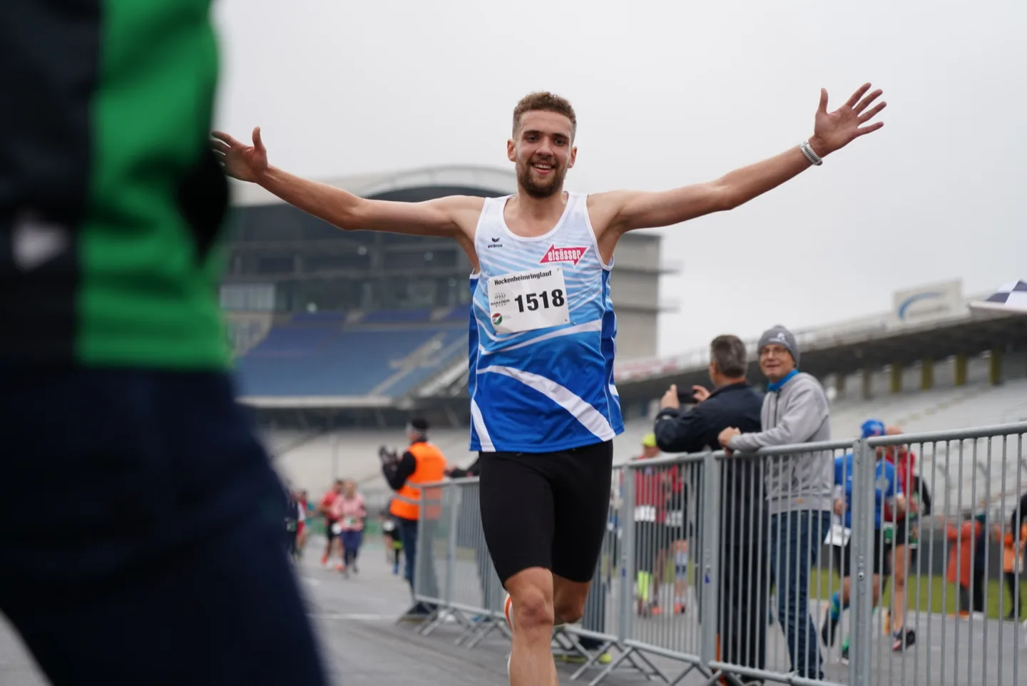 Zieleinlauf und Finisher-Jubel vor den Haupttribünen beim Hockenheimringlauf