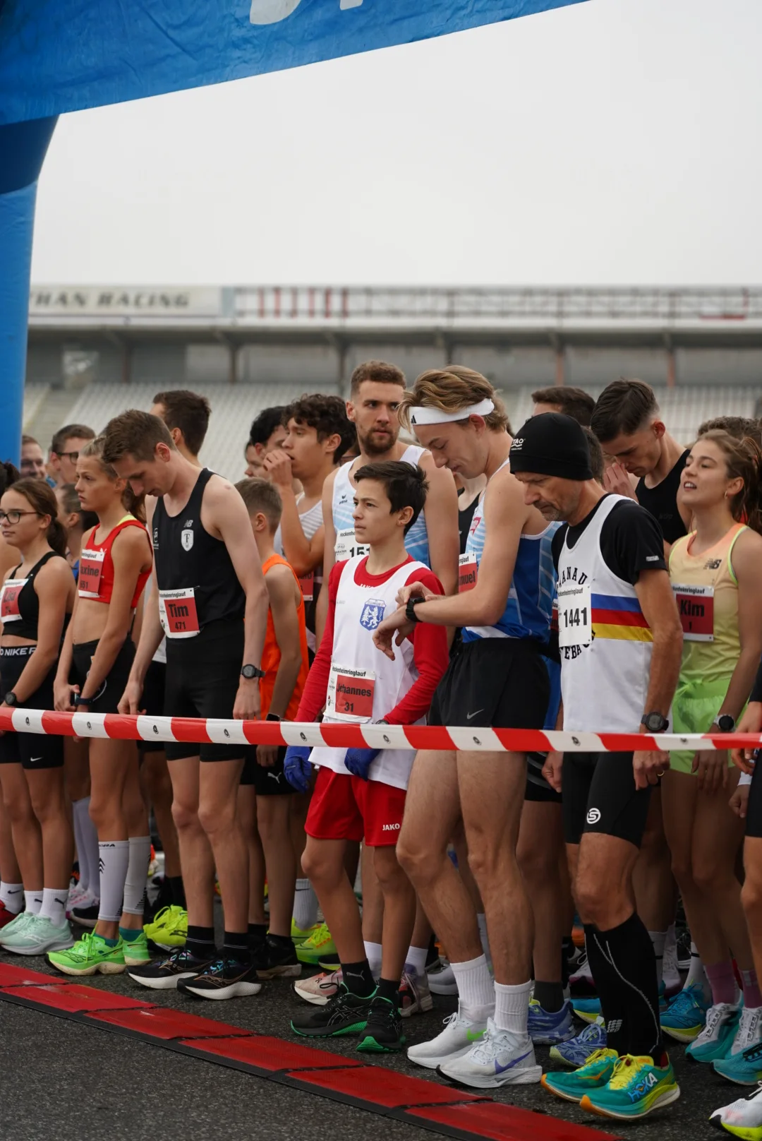 Startlinie und Läuferfeld vor dem Start beim Hockenheimringlauf